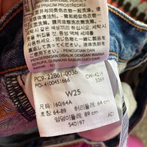 Levi’s Wedgie Icon Fit in Shut Up ankle raw hem high rise medium Wash - Picture 8 of 8